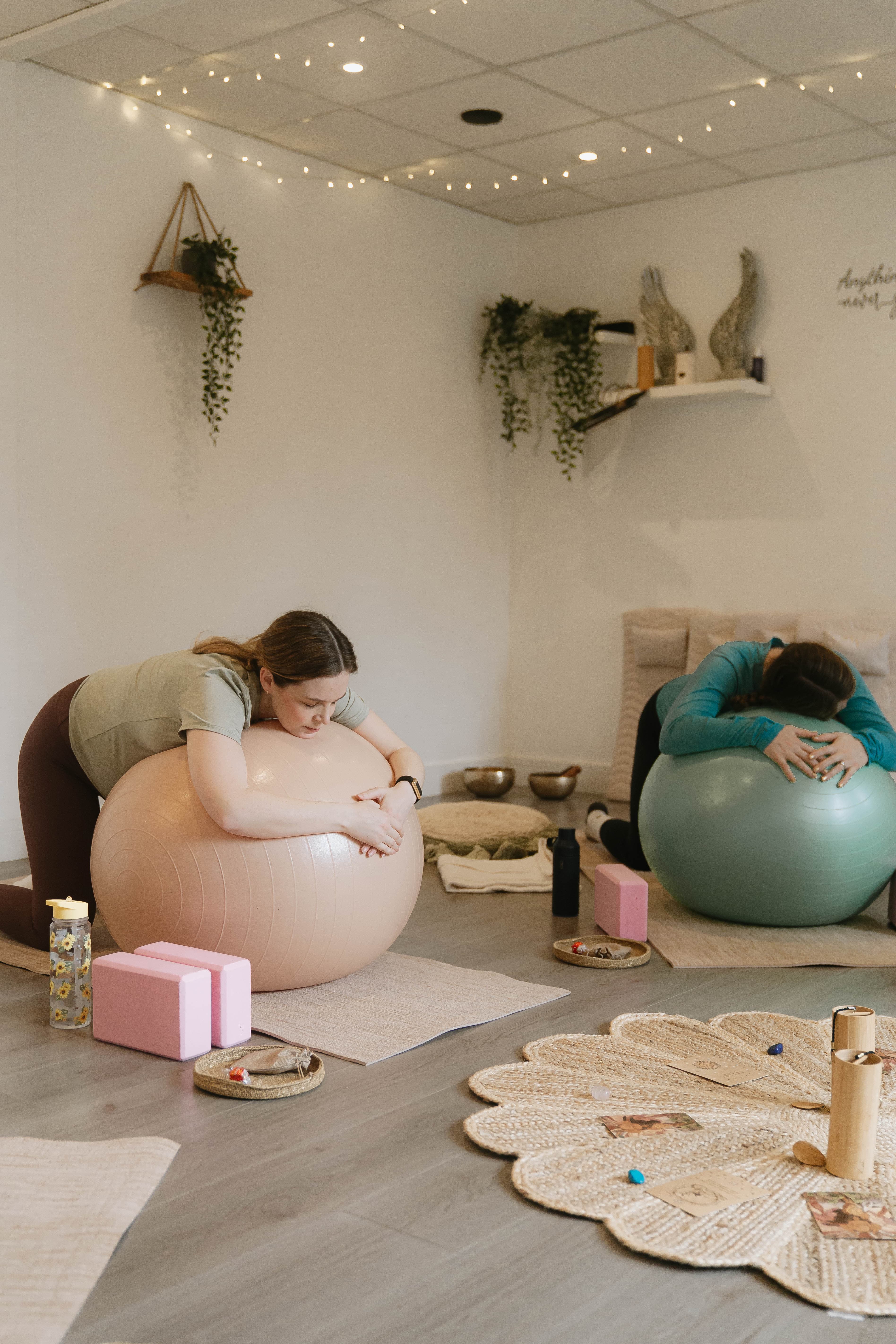 A group of pregnant ladies in cat-cow, being taught by Rosie.